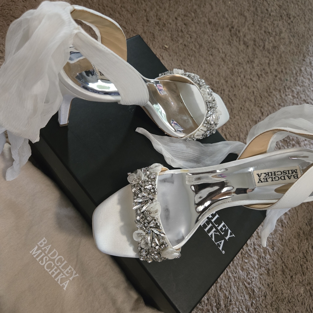 Badgley Mischka Silver and Cream Heels